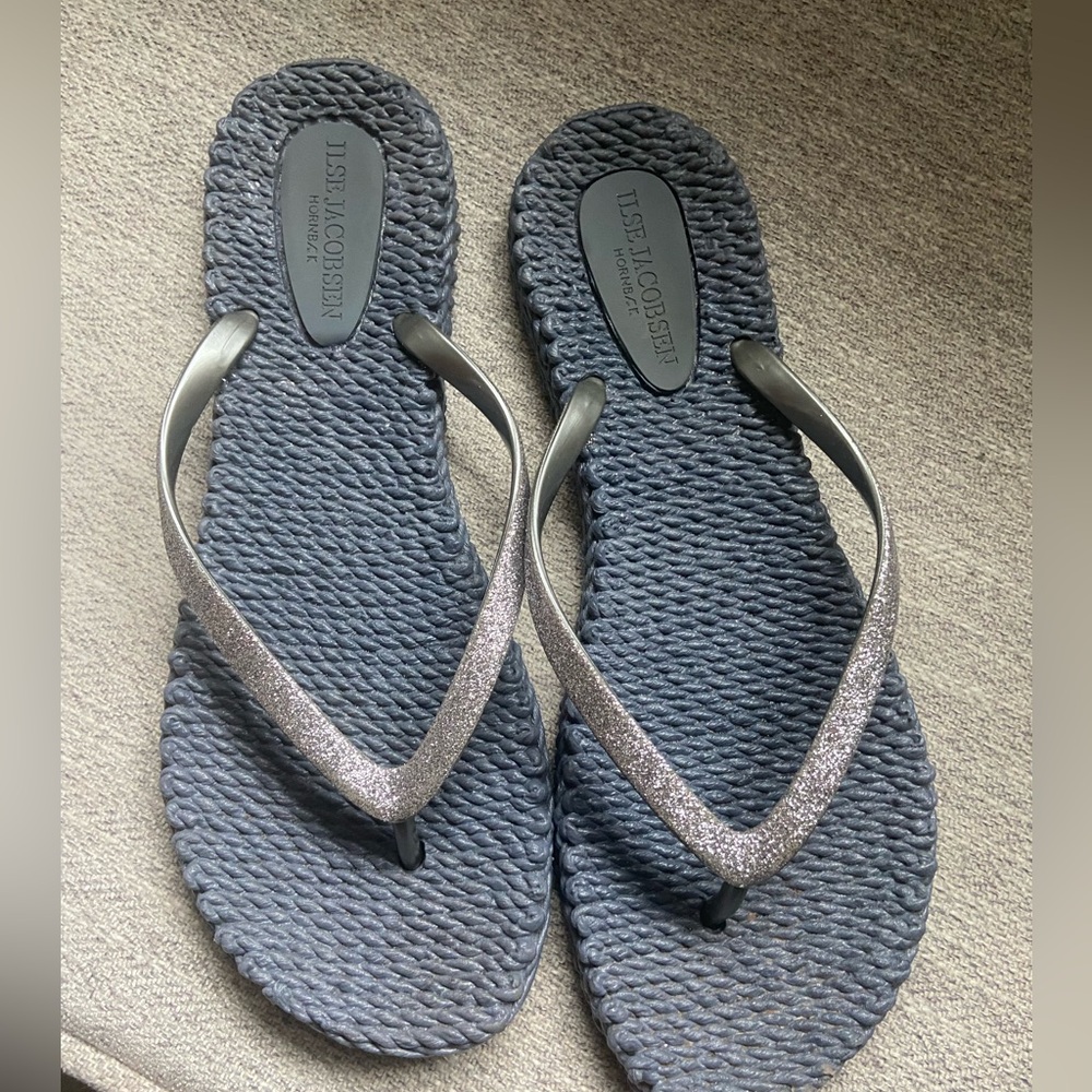 Isle Jacobsen Gray Flip Flop Metallic Size 10/40